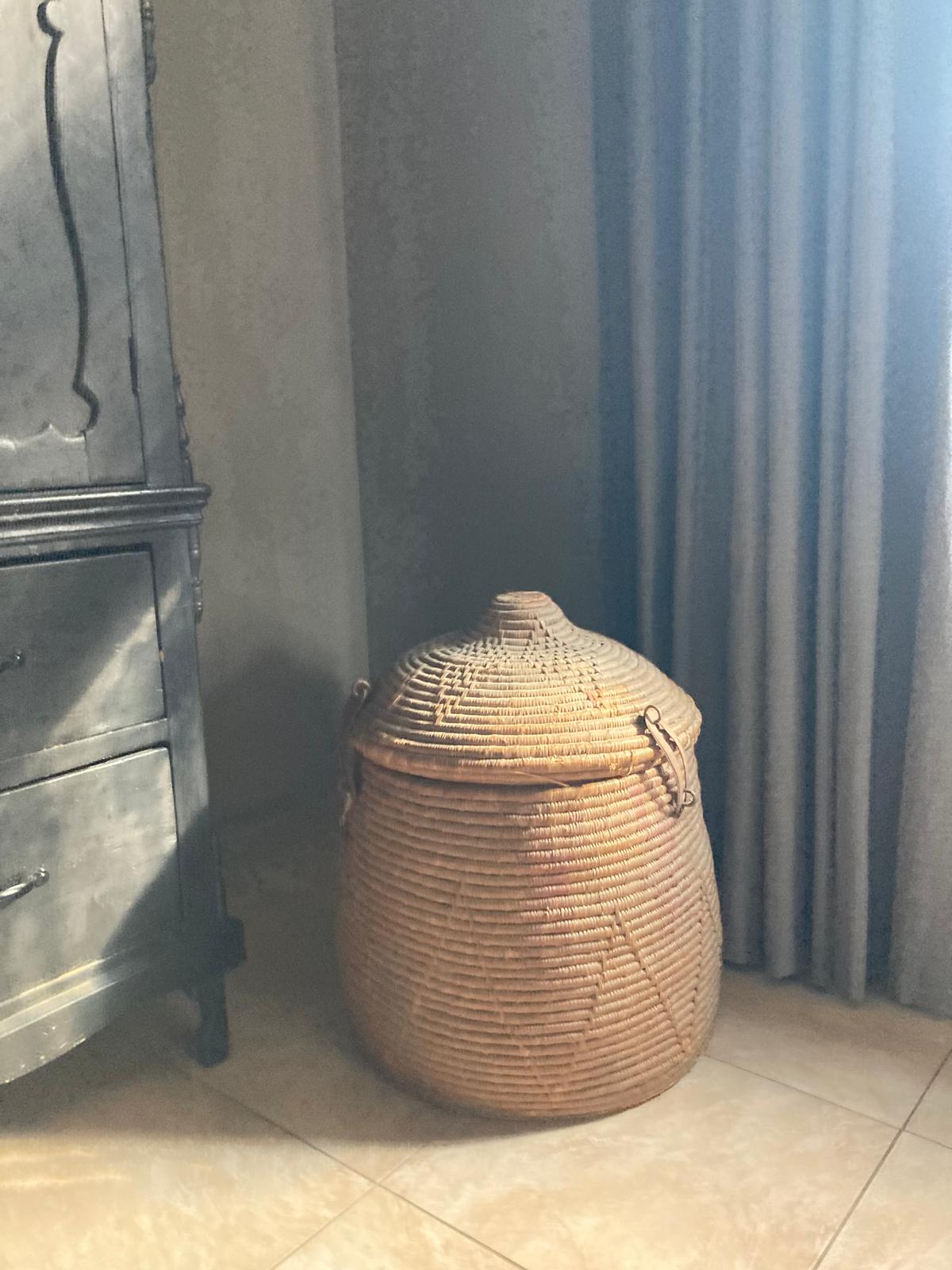 Oude ronde rieten mand met deksel