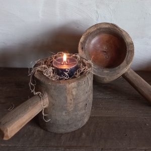 Kleine oude poer met handvat