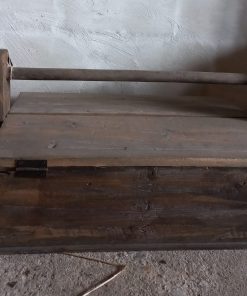 Alternative view of Stoere houten kist met deksel