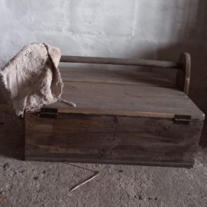 Stoere houten kist met deksel