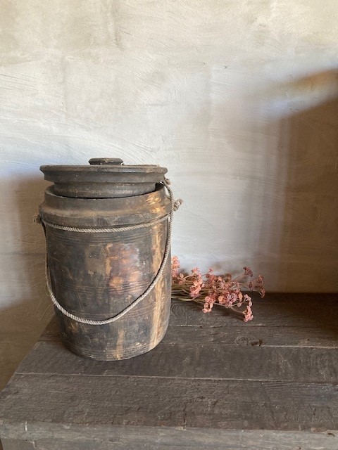 Nepalese kruik met deksel