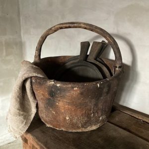 Oude mand met hengsel