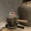 Kleine oude poer met handvat