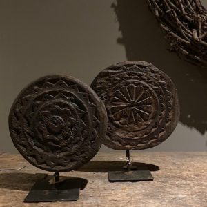 Rond ornament op standaard