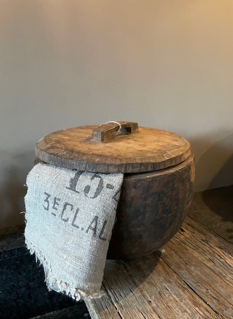 Oude houten bak met deksel