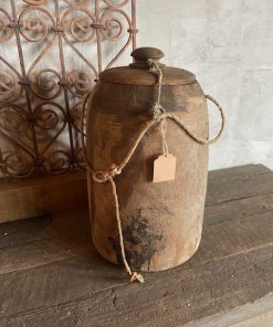 Smalle houten kruik met deksel