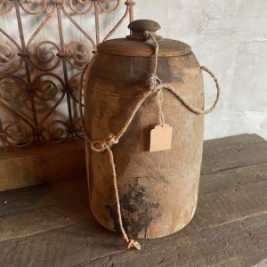 Smalle houten kruik met deksel